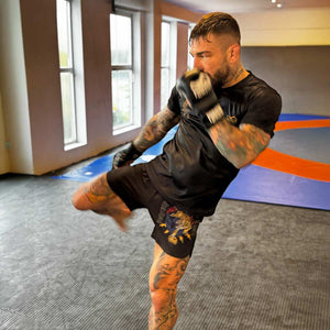 Die Phantom Athletics Fusion-R Tiger Domination Fightshorts bieten maximale Bewegungsfreiheit und Komfort für intensive Kampfsport-Workouts wie MMA, Muay Thai und Sparring.