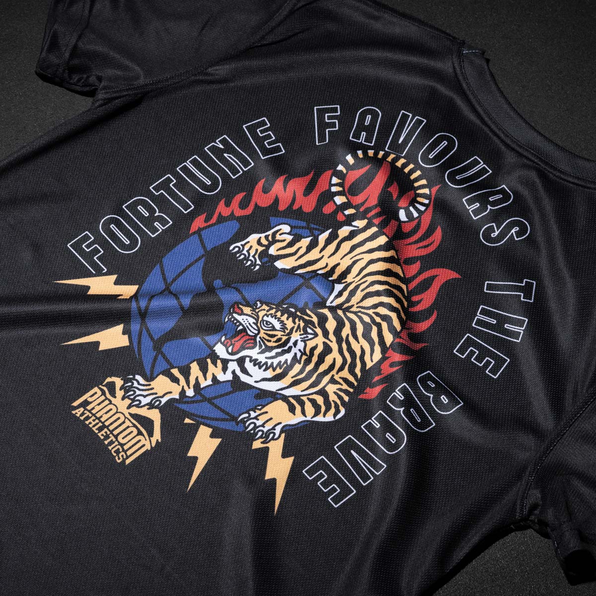 Das Trainingsshirt EVO Tiger Domination von Phantom Athletics bietet dir volle Bewegungsfreiheit und Atmungsaktivität für dein Kampfsporttraining. Ideal für MMA, Muay Thai und funktionelles Workout.