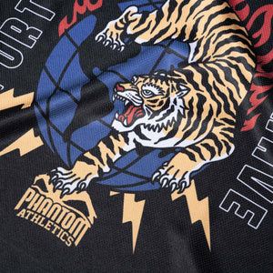 Dieses Funktionsshirt überzeugt durch leichtes, schnelltrocknendes Material und sportliches Tiger-Design. Perfekt geeignet für intensive Trainingseinheiten im Boxen, BJJ oder Kickboxen.
