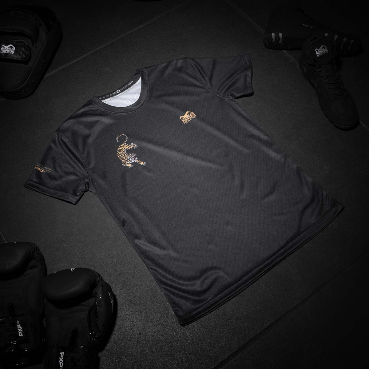 Das Trainingsshirt verbindet auffälliges Design mit funktionaler Performance für Kampfsportler. Ob Techniktraining, Sparring oder Kraftausdauer – dieses Shirt macht jede Einheit mit.