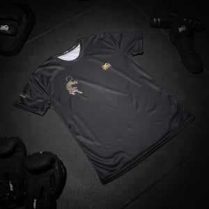 Das Trainingsshirt verbindet auffälliges Design mit funktionaler Performance für Kampfsportler. Ob Techniktraining, Sparring oder Kraftausdauer – dieses Shirt macht jede Einheit mit.