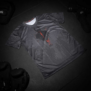 Das Phantom Athletics Trainingsshirt EVO – Demon vereint technisches Material mit einem düsteren, kraftvollen Design für echte Kampfsportler. Ideal für MMA, No-Gi Grappling, Kickboxen oder funktionelles Athletiktraining – dieses Shirt steht für mentale Stärke und maximale Leistung.