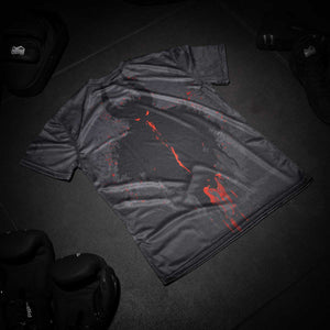 Mit seinem atmungsaktiven, leichten Stoff sorgt das Phantom Trainingsshirt für hohen Tragekomfort auch bei intensiven Einheiten. Das dunkle Demon-Motiv mit Schädel-Elementen bringt eine furchtlose Optik in jedes Gym und auf jede Matte.