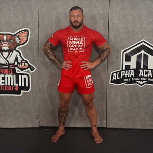 Das Trainingsshirt EVO von Phantom Athletics kombiniert auffälliges Design mit funktionaler Performance. Der provokante „Make MMA Great Again“-Print auf der Brust macht es zum Statement-Piece für Kampfsportler. Das leichte MXP-Tech-Material sorgt für Atmungsaktivität und Feuchtigkeitsregulierung – ideal für intensives MMA-Training.