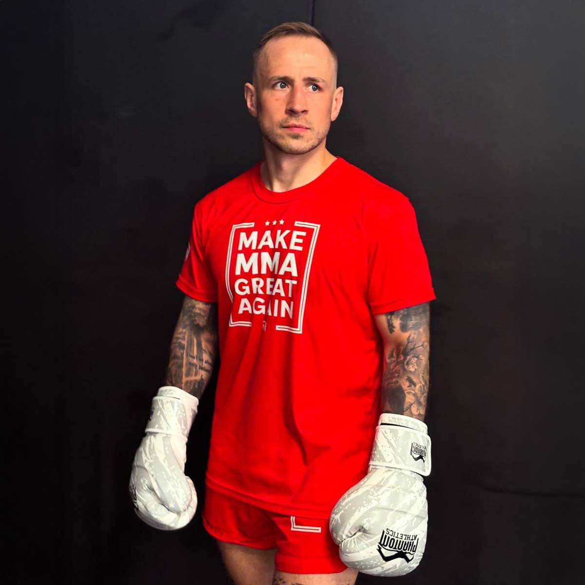 Fusion-R Shorts von Phantom Athletics mit „Make MMA Great Again“-Motiv: Das elastische Hüftband mit Kordelzug garantiert perfekten Sitz, während das strapazierfähige Material und markante Design sie zum unverzichtbaren Tool für Training und Wettkämpfe machen.