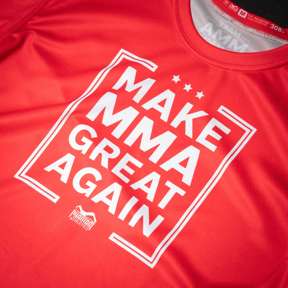 Ob beim Aufwärmen, Krafttraining oder MMA-Drills – dieses Phantom Trainingsshirt sitzt leicht, bequem und sportlich. Der klare Slogan steht für Hingabe, Kampfgeist und echte Leidenschaft im Kampfsport.