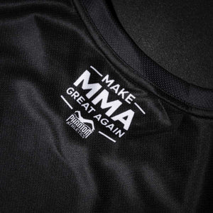 Mit atmungsaktivem Material und sportlicher Passform bietet dir dieses Phantom Trainingsshirt optimalen Tragekomfort bei jeder Trainingseinheit. Der weiße Statement-Print auf schwarzem Untergrund sorgt für maximale Wirkung im Gym oder auf der Matte.