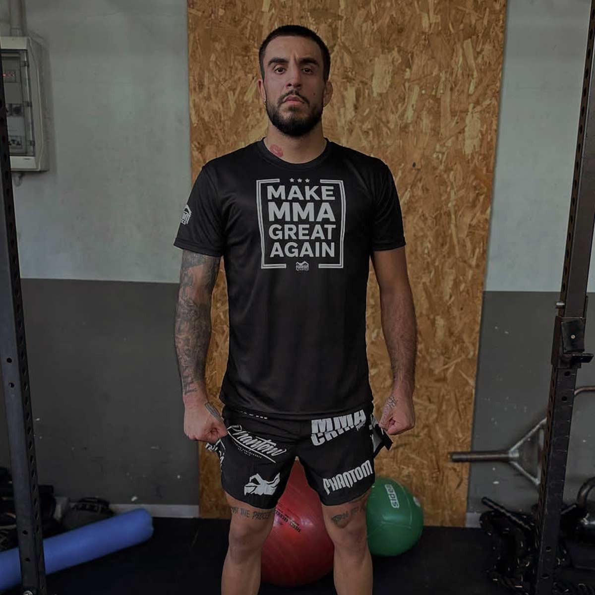 Die Phantom Athletics EVO Legend Fightshorts sind mit einem elastischen Bund und einem Kordelzug ausgestattet, die für festen Halt auch bei schnellen und kraftvollen Bewegungen sorgen. Dank des individuell anpassbaren Bundes sitzen die Shorts zuverlässig bei jedem Takedown und Richtungswechsel.