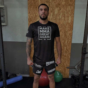 Die Phantom Athletics EVO Legend Fightshorts sind mit einem elastischen Bund und einem Kordelzug ausgestattet, die für festen Halt auch bei schnellen und kraftvollen Bewegungen sorgen. Dank des individuell anpassbaren Bundes sitzen die Shorts zuverlässig bei jedem Takedown und Richtungswechsel.