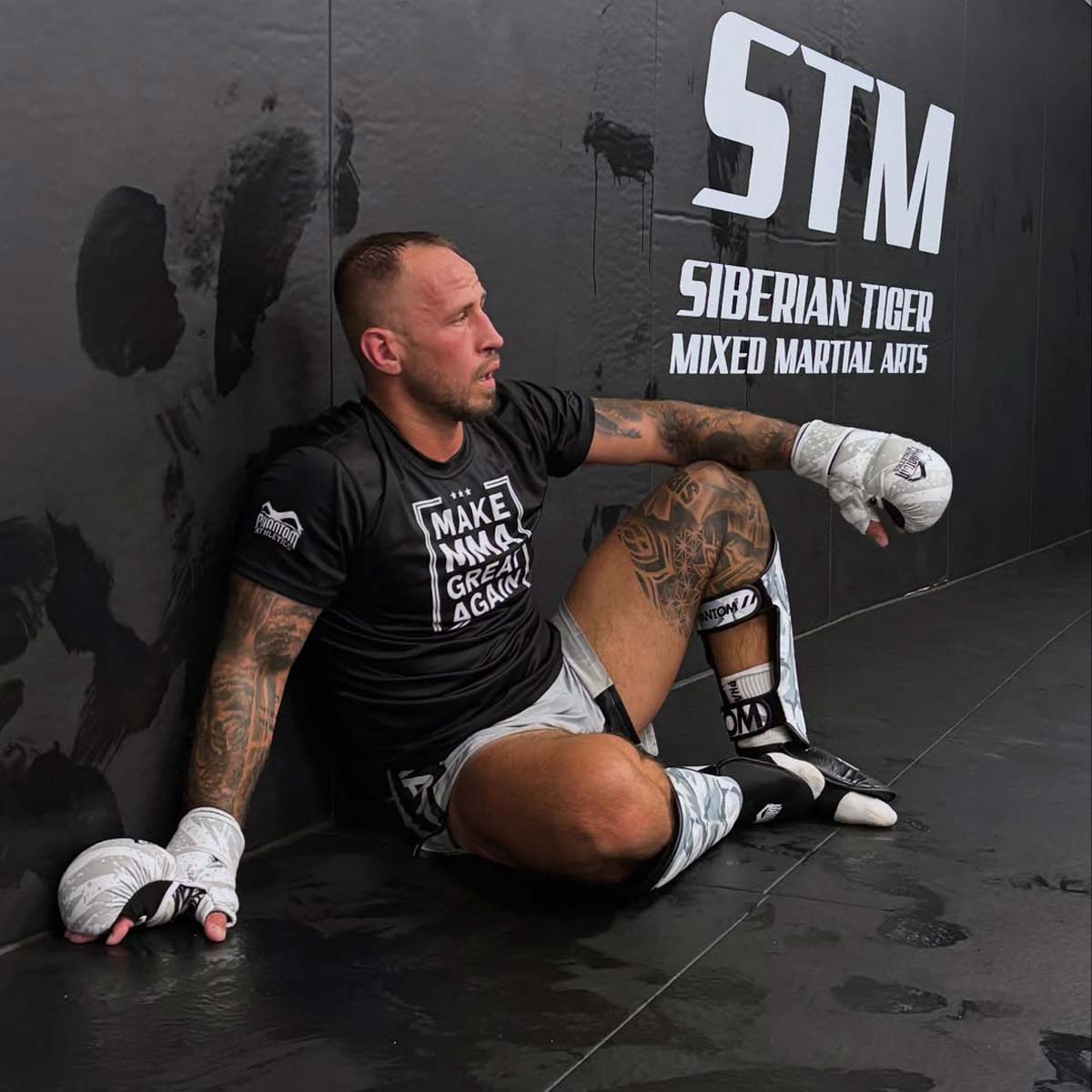 Das Phantom Athletics Trainingsshirt EVO „Make MMA Great Again“ in Schwarz kombiniert humorvolles Design mit funktionalem Tragekomfort. Gefertigt aus atmungsaktivem MXP-Tech-Material, eignet es sich ideal für intensives MMA-, BJJ- oder Kickbox-Training. Der auffällige Druck auf der Vorderseite setzt ein klares Statement und motiviert zu Höchstleistungen.