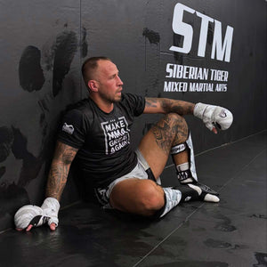 Das Phantom Athletics Trainingsshirt EVO „Make MMA Great Again“ in Schwarz kombiniert humorvolles Design mit funktionalem Tragekomfort. Gefertigt aus atmungsaktivem MXP-Tech-Material, eignet es sich ideal für intensives MMA-, BJJ- oder Kickbox-Training. Der auffällige Druck auf der Vorderseite setzt ein klares Statement und motiviert zu Höchstleistungen.