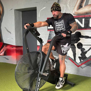 Phantom Athletics FUSION Team Fightshorts in Schwarz – ultraleichte, kurz geschnittene Kampfsport‑Shorts mit elastischem Hüftbund und Kordelzug, ideal für MMA, Muay Thai, BJJ und intensive Trainings‑ und Wettkampf‑Sessions.