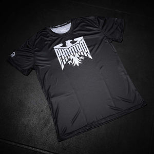 Mit seinem feuchtigkeitsableitenden Stoff unterstützt das Phantom Athletics Training Shirt Evo Plus „Germany“ deine Performance und hält dich bei harten Workouts angenehm trocken.