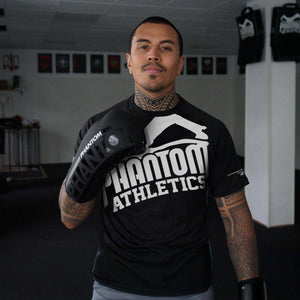 Mit seiner robusten, elastischen Passform bleibt das Phantom Athletics Training Shirt Evo Plus „Supporter“ auch nach häufigem Waschen formstabil und ist perfekt für ambitionierte Kampfsportler, die beständig trainieren.