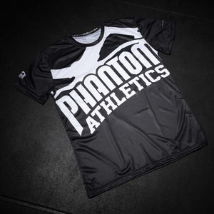Das Phantom Athletics Training Shirt Evo Plus „Supporter“ kombiniert athletischen Schnitt mit funktionalem Komfort – gemacht für Muay Thai, BJJ, MMA oder Boxtraining mit Anspruch an Qualität und Performance.