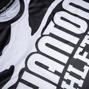 Durch sein stretchfähiges Polyestergewebe sorgt das Phantom Athletics Training Shirt Evo Plus „Supporter“ für optimale Bewegungsfreiheit bei intensiven Sparrings oder Grappling-Runden – und bleibt dennoch passgenau.
