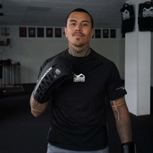 Das Phantom Athletics Training Shirt Evo Plus „Team“ zeichnet sich durch seine strapazierfähige und elastische Struktur aus, die Bewegungsfreiheit und Langlebigkeit garantiert.