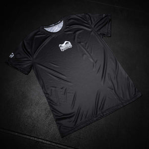Dank des modernen Designs und der hochwertigen Verarbeitung ist das Phantom Athletics Training Shirt Evo Plus „Team“ sowohl funktional als auch stilvoll für Athleten im Kampfsport.