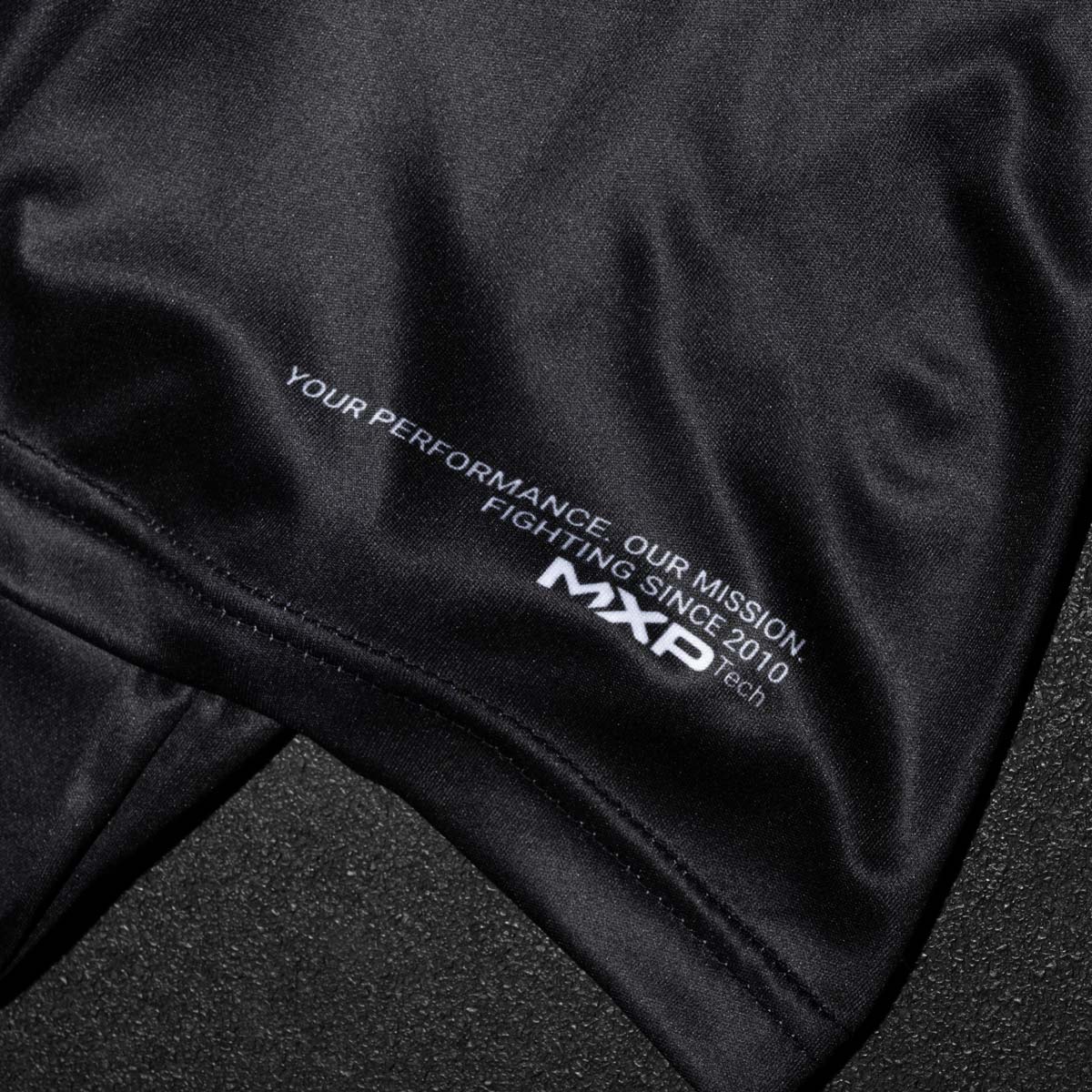 Mit seinem leichten und atmungsaktiven Material unterstützt das Phantom Athletics Training Shirt Evo Plus „Team“ Sportler bei intensiven Trainingseinheiten und Wettkämpfen.