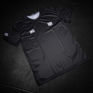 Das Phantom Athletics Training Shirt Evo „German Eagle“ vereint sportlichen Schnitt mit patriotischem Design – perfekt für ambitionierte Athleten im BJJ, MMA, Boxen oder Kickboxen.