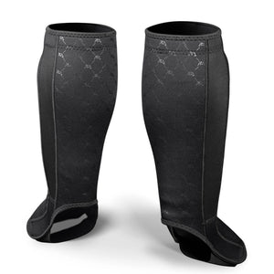 Modelle der Elite-Schienbeinschützer mit festem Sitz und Neoprenmaterial, ideal für Grappling, Rollbewegungen und Techniktraining im Kampfsport.