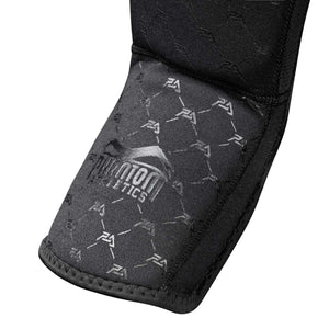 Schwarze Elite Schienbeinschützer von Phantom Athletics mit stoßabsorbierender Polsterung und rutschfestem Design – perfekt für intensive Kampfsport-Einheiten und Bodenkampf.