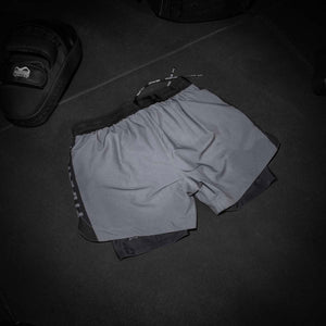 Die R-Fusion 2in1 Apex Shorts von Phantom Athletics kombinieren Kompression und Bewegungsfreiheit in einem. Ideal für MMA, BJJ und Thaiboxen – mit integrierter Innenhose für maximalen Halt.
