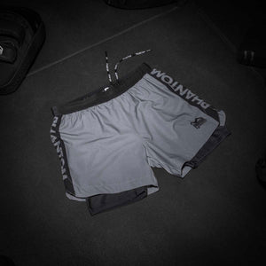 Diese 2in1 Fightshorts wurden für intensive Kampfsporteinheiten entwickelt. Die flexible Außenhose und die enganliegende Innenlage bieten dir Komfort und Stabilität bei jeder Technik.