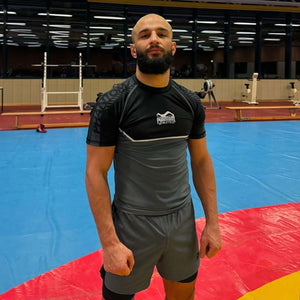 Dieser Phantom Athletics Rashguard kombiniert Funktionalität mit modernem Look – perfekt geeignet für harte Sparrings, Bodenkampf oder No-Gi Grappling. Robustes Material für maximale Langlebigkeit und Schutz.