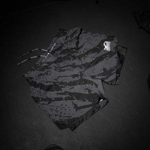 2in1 Fightshorts von Phantom Athletics mit integriertem Compression Layer und grauem Camo-Tiger-Design – ideal für MMA, Grappling und funktionelles Training. Bietet optimalen Halt und Bewegungsfreiheit in jeder Phase des Kampfes.