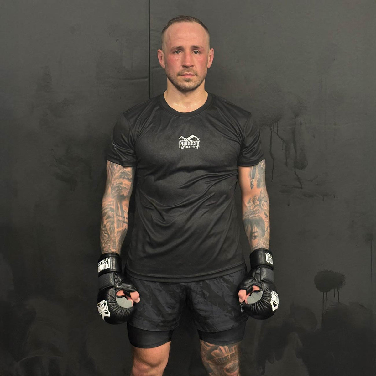 Das Trainingsshirt EVO Aztec von Phantom Athletics kombiniert auffälliges Design mit funktionaler Performance. Der Azteken-Print auf der Vorderseite und das atmungsaktive MXP-Tech-Material machen es zum idealen Begleiter für intensives MMA-, Box- oder Kickbox-Training.