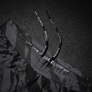 Technisch durchdachte 2in1 Shorts von Phantom Athletics für Mixed Martial Arts, Muay Thai oder HIIT-Einheiten. Das graue Camo-Tiger-Muster setzt ein starkes Statement im modernen Kampfsport.