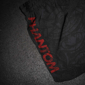 Mit den Fusion-R Samurai Fightshorts von Phantom Athletics trainierst du nicht nur effizient, sondern auch mit Stil. Das kraftvolle Samurai-Motiv symbolisiert Fokus, Disziplin und Stärke – Werte, die im Kampfsport essenziell sind. Ob Technikdrills, Padwork oder Wettkampfvorbereitung – diese Shorts halten, was sie versprechen.