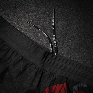 Die ergonomische Schnittführung dieser Phantom Fightshorts sorgt für optimale Mobilität bei Kicks, Sweeps und Sprawls. Verstärkte Nähte und widerstandsfähiges Material machen sie zur idealen Ausrüstung für tägliches Training im Gym oder auf der Matte. Entwickelt für ambitionierte Kampfsportler, die keine Kompromisse machen.