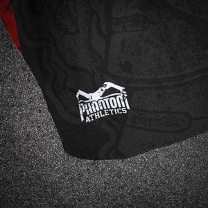 Das markante Phantom Athletics Logo auf der Front dieser Fightshorts steht für hochwertige Kampfsportbekleidung mit Profi-Anspruch. Die Fusion-R Samurai Fightshorts bieten eine Kombination aus Design, Funktion und Komfort, wie sie für modernes Kampfsporttraining unerlässlich ist – ob im Cage, Dojo oder Gym.