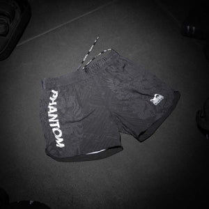 Die Phantom Athletics Fightshorts Fusion Aztec bringen ein kraftvolles, aztekisch inspiriertes Design auf die Matte und bieten dir maximale Performance für MMA, Grappling oder Kickboxen. Das widerstandsfähige Material unterstützt dich bei intensiven Trainingseinheiten und harten Fights.