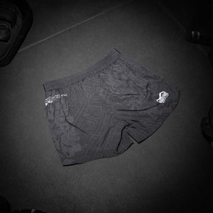 Mit ihrem auffälligen Look und dem bequemen Schnitt vereinen diese Shorts Funktionalität und Stil. Der elastische Bund sorgt für sicheren Halt – perfekt für Kampfsportler, die auf Qualität und Ausdruck setzen.