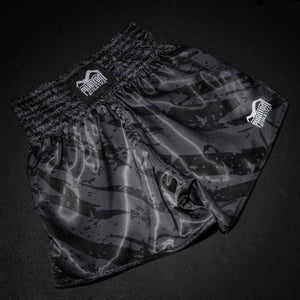 Traditionelle Muay Thai Shorts im modernen Tiger-Camo-Design – perfekt für Kickboxen, Thaiboxen und MMA. Die lockere Passform bietet volle Beinfreiheit für Kicks, Knie und Clinch-Techniken.