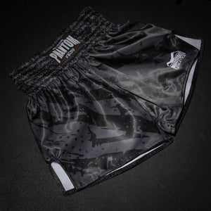 Graue Kampfsport-Shorts mit authentischem Muay Thai Schnitt und auffälligem Tarnmuster. Phantom Athletics kombiniert traditionelles Design mit moderner Performance für dein Training.