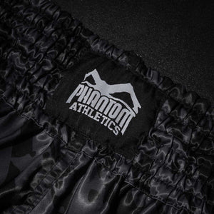 Phantom Athletics Shorts im Tiger-Camo-Look für Muay Thai, K1 und Kickboxen. Der breite Bund garantiert perfekten Halt, während das Design deinen Kampfgeist unterstreicht.