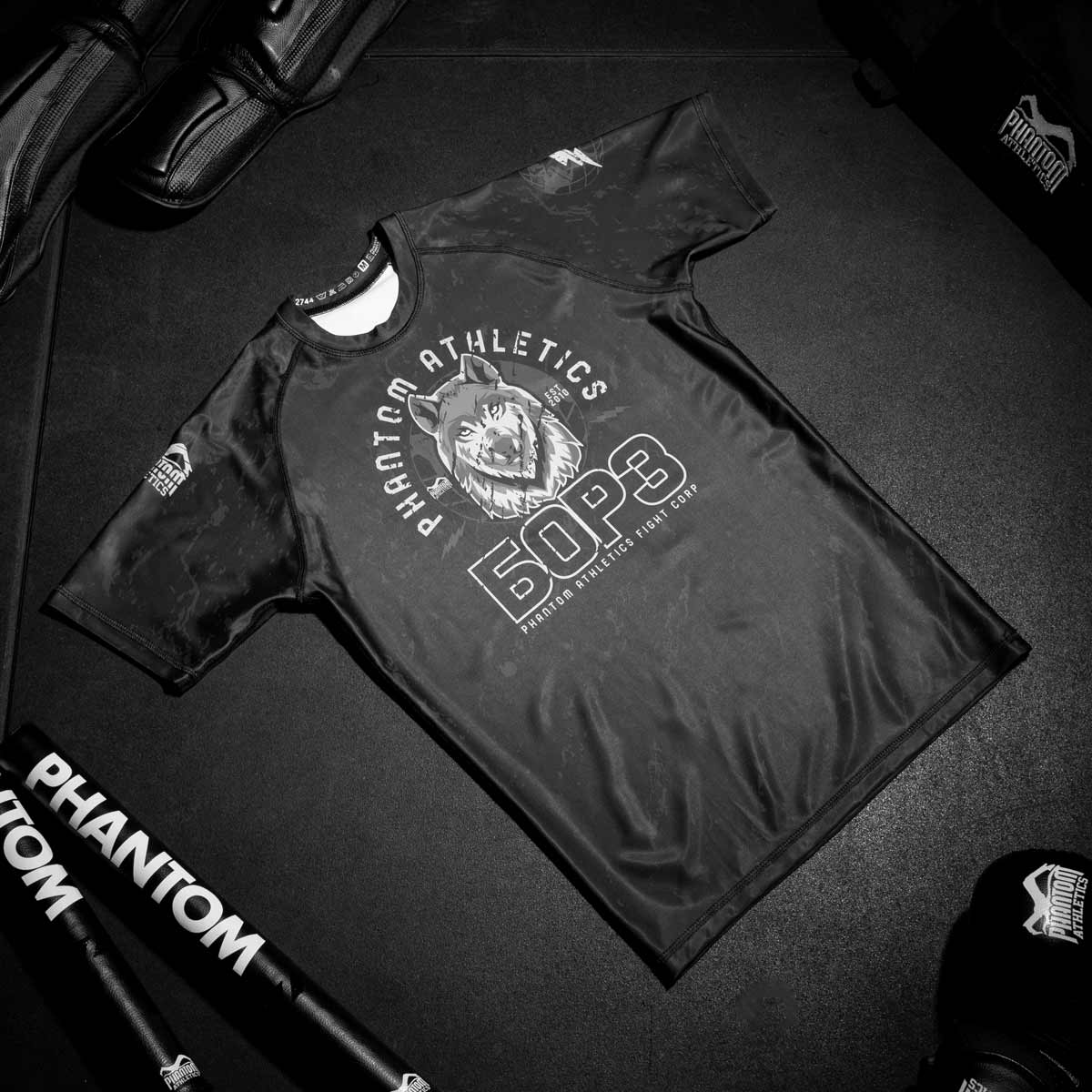 Phantom BORZ БОРЗ Rashguard. Das ideale Compression Shirt für deinen Kampfsport. Im Tschetschenien Wolf Design mit russischem WOLF Schriftzug. Perfekt für MMA, Muay Thai, Kickboxen, Ringen und Grappling.