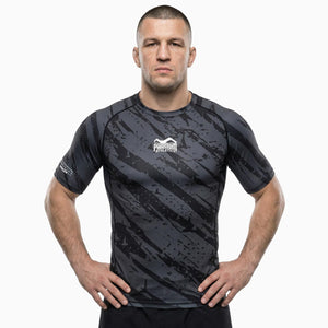 Hochwertiger Phantom Athletics Rashguard EVO Camo Tiger Gray mit ergonomischem Schnitt und 4‑Wege‑Stretch, ideal für MMA‑Training, Grappling, Jiu‑Jitsu und intensive Bodenkampf‑Einheiten.
