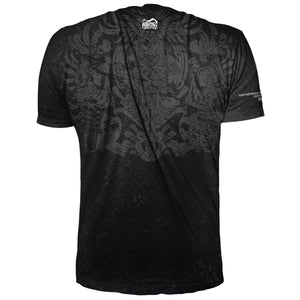 Das EVO Aztec Trainingsshirt von Phantom Athletics vereint Leichtigkeit und Strapazierfähigkeit im stylischen Aztec-Design. Es wurde speziell für intensiven Kampfsport und Ringsport entwickelt, mit Stretch-Material für uneingeschränkte Bewegungsfreiheit und optimalen Komfort beim Training und Wettkampf.