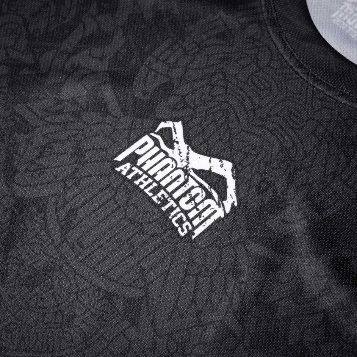 Leichtes und funktionelles Trainingsshirt mit Aztec-Design, ideal für MMA, Kickboxen, Grappling und Boxtraining. Das atmungsaktive Material sorgt für optimalen Feuchtigkeitstransport bei intensiven Einheiten im Gym oder auf der Matte.