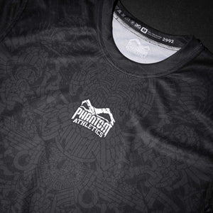 Kampfsport-Trainingsshirt im modernen Azteken-Stil – perfekt geeignet für Sparring, Techniktraining und Konditionsworkouts. Phantom Athletics steht für Qualität und Performance im Mixed Martial Arts.