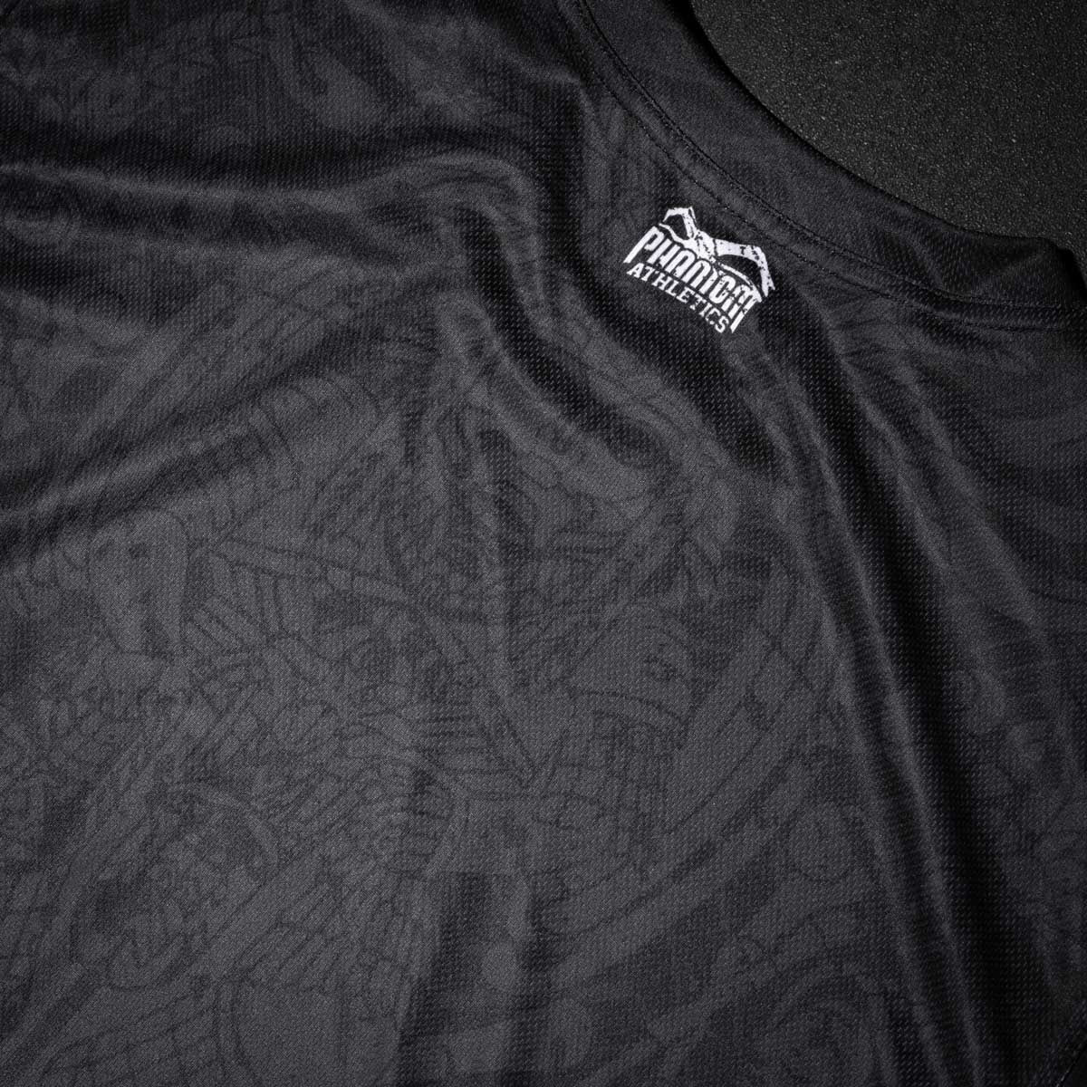 Phantom Athletics Trainingsshirt für dein tägliches Kampfsport-Workout. Ob im MMA-Cage, auf der BJJ-Matte oder beim Schlagtraining am Boxsack – dieses Shirt bietet dir volle Bewegungsfreiheit und bleibt auch bei harten Sessions bequem.