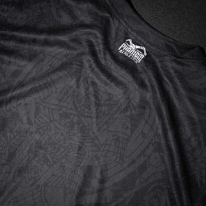 Phantom Athletics Trainingsshirt für dein tägliches Kampfsport-Workout. Ob im MMA-Cage, auf der BJJ-Matte oder beim Schlagtraining am Boxsack – dieses Shirt bietet dir volle Bewegungsfreiheit und bleibt auch bei harten Sessions bequem.