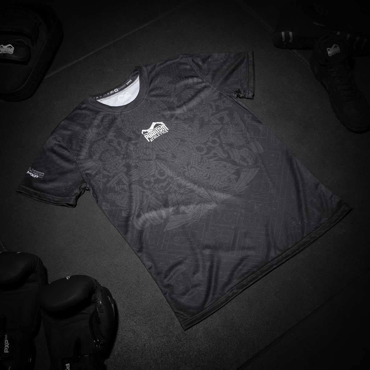 Technisches Kampfsport-Shirt mit stylischem Aztec-Muster – entwickelt für Höchstleistung im MMA, Kickboxen und funktionellen Training. Das leichte Gewebe unterstützt deine Bewegungen und hält dich auch bei harten Sparrings kühl.