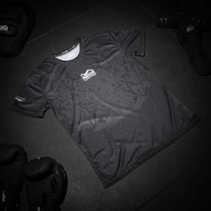 Technisches Kampfsport-Shirt mit stylischem Aztec-Muster – entwickelt für Höchstleistung im MMA, Kickboxen und funktionellen Training. Das leichte Gewebe unterstützt deine Bewegungen und hält dich auch bei harten Sparrings kühl.