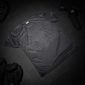 Phantom Athletics Trainingsshirt mit athletischem Schnitt für Boxer, Grappler und Allround-Fighter. Ideal für dein Training im Gym oder auf der Matte – das Aztec-Design verbindet Kampfgeist mit Tradition.